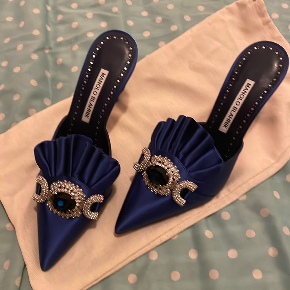 The most insanely beautiful Manolo BLAHNIK royal blue mules 37